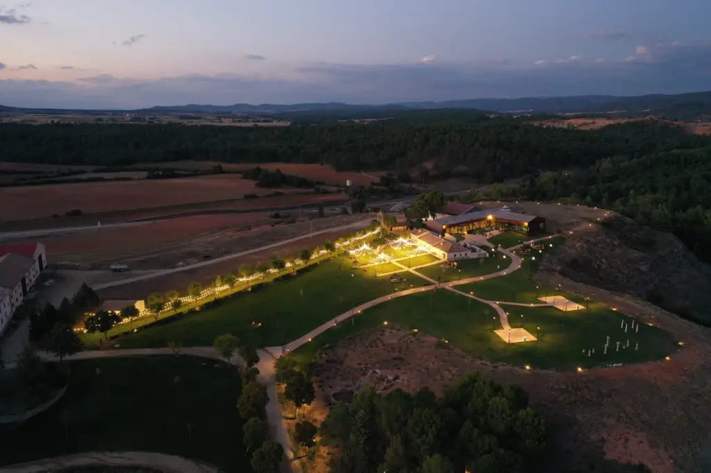 Evento iluminado al anochecer grabado con dron por Arribass Drones